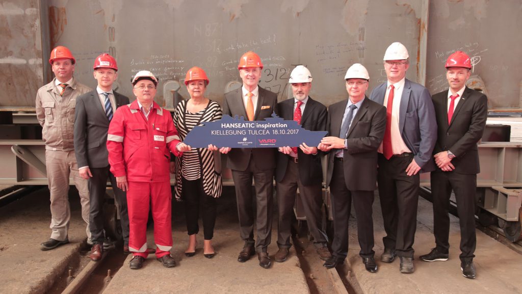 Gruppenbild mit  Karl J. Pojer, Vorsitzender der Geschäftsführung von Hapag Lloyd Cruises. Foto: Hapag Lloyd Cruises