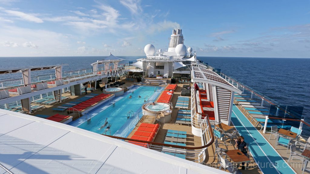 Mein Schiff 5 Sonnendeck und 25m Swimmingpool. Foto: Oliver Asmussen/oceanliner-pictures.com