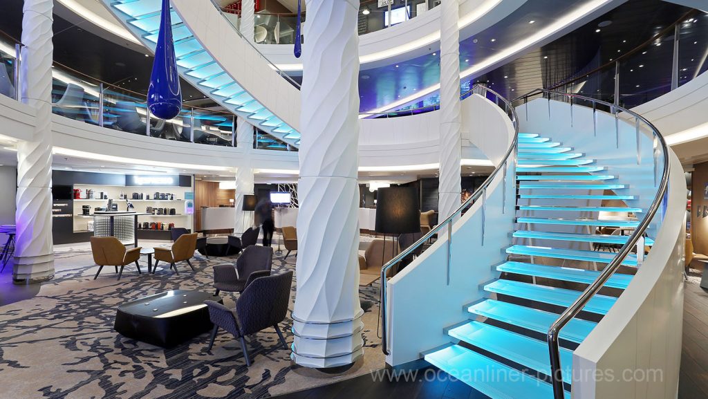 Mein Schiff 5 Treppenaufgang Nespresso Bar und TUI Bar. Foto: Oliver Asmussen/oceanliner-pictures.com