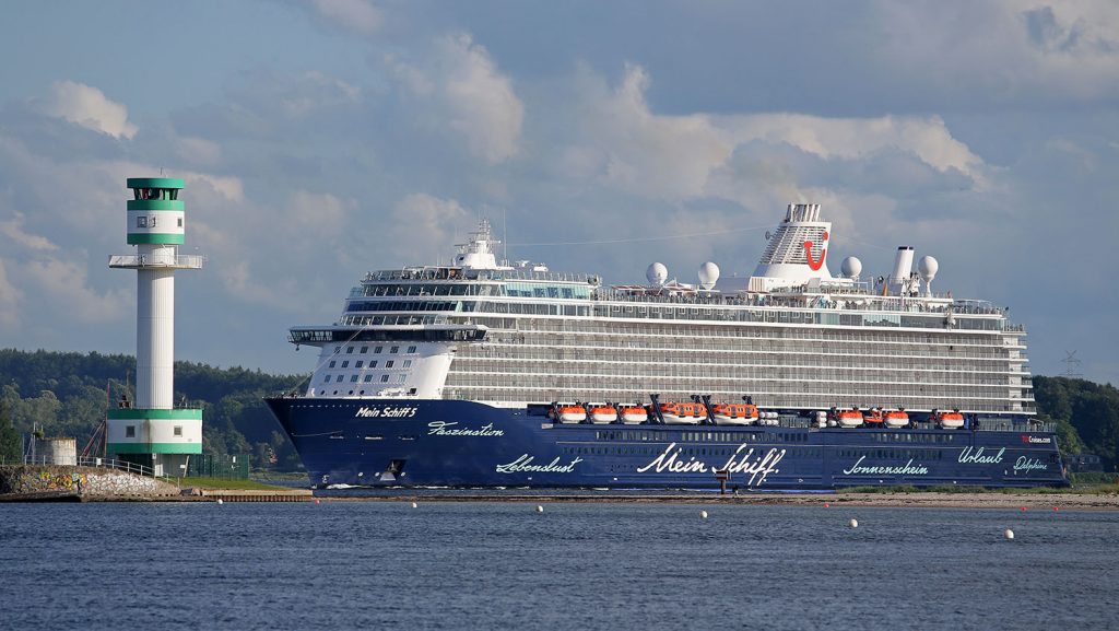 Mein Schiff 5 auslaufend Kiel. Foto: Oliver Asmussen/oceanliner-pictures.com