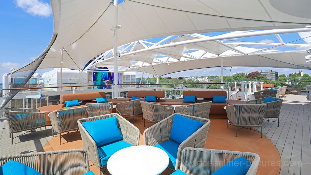Mein Schiff 6 Loungebereich bei der Arena mit Sonnensegel. Foto: Oliver Asmussen/oceanliner-pictures.com