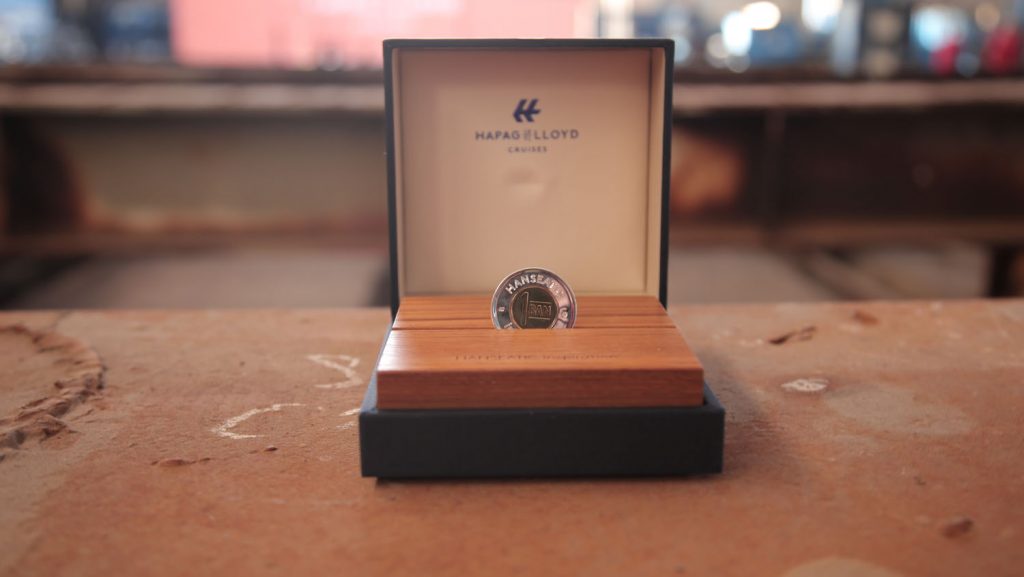 Zweiter Expeditionsneubau  Feierliche Zeremonie in Rumänien mit der Kiellegung der Hanseatic inspiration. Der Bau des zweiten Expeditionsneubaus nimmt nun Fahrt auf.  Am 18. Oktober 2017 hat mit der Kiellegung von Hanseatic inspiration der nächste Bauabschnitt des zweiten der beiden Expeditionsneubauten von Hapag-Lloyd Cruises begonnen. Im rumänischen Tulcea legte Karl J. Pojer, Vorsitzender der Geschäftsführung, entsprechend der Schiffsbautradition eine extra angefertigte Münze in den ersten Stahlblock des zukünftigen Schiffsrumpfs. Die Münze wurde wie beim Schwesterschiff Hanseatic nature im Block verschweißt und begleitet den Neubau als Glücksbringer auf allen bevorstehenden Expeditionen.         Start 2019  Nach der Kiellegung von Hanseatic inspiration in der Vard Werft in Rumänien, folgen unter anderem das Ausschwimmen des Schiffskörpers sowie die Fertigstellung des Außenbaus. Anschließend stehen der Innenausbau an der Ausrüstungspier in Norwegen sowie die Fertigstellung der Passagierkabinen auf der Agenda. Nach nautisch-technischen Probefahrten wird das Schiff im Oktober 2019 an Hapag-Lloyd Cruises übergeben. Die Taufe und Jungfernfahrt der Hanseatic inspiration sind für Oktober 2019 geplant.   NextGEN Gallery     Inspired by nature  Im Innenraum der beiden neuen Expeditionsschiffe wird sich die Natur wiederspiegeln, die Farbgebung und die Formsprache werden klar, selbstbewusst und authentisch wirken und vom Leitthema Natur und Expedition sichtbar beeinflusst. Das 138 Meter lange Schiff wird über 120 Kabinen verfügen und maximal 230 Passagiere beherbergen können, auf Antarktis-Expedition werden es sogar nur 199 Passagiere aufgrund gesetzlicher Bestimmungen sein. Zwei ausfahrbare, gläserne Balkone befinden sich auf den Expeditionsschiffen, die eine neue, spektakuläre Sicht während der Expedition ermöglichen werden und am Heck wird sich eine Marina für Wasseraktivitäten öffnen lassen. Mit den 16 bordeigenen Schlauchbooten können auch die entlegensten Winkel erreicht werden.  In den öffentlichen Bereichen auf Deck 4 werden sich neben dem Hauptrestaurant auch das Spezialitätenrestaurant befinden, in der Mitte des Decks wird sich die Multifunktionslounge mit 240 Plätzen befinden und dort anschließend wird sich auf der Steuerbordseite die Raucherlounge zum gemütlichen Beisammensein befinden. Das Hauptrestaurant wird 182 Plätze bieten und das Lido-Restaurant 82 Innen – und 124 Außenplätze. Das Spezialitätenrestaurant wird 44 Plätze bieten. Auf Deck 8 wird sich die Observationlounge mit 120 Plätzen im vorderen Bereich befinden und einen 180 Grad Panoramablick ermöglichen. Dem Sonnendeck am Heck schließt sich das Wissensatelier an und direkt dort befindet sich auf der Backbordseite der Spa-Bereich, Steuerbord wird sich das Fitnesscenter mit grandioser Aussicht befinden.  Kabinen und Suiten  Neben 8 Kabinen mit Panoramafenster und 20 Kabinen mit französischen Balkon (je ca. 22 m2) wird es 63 Balkon Kabinen mit einer Größe von 22 m2 und einen 6 m2 großen Balkon an Bord geben. Die 14 Junior Suiten verfügen über 43 m2 Wohnraum und einen 6 m2 großen Balkon, die 4 Grand Suiten werden 55 m2 Wohnfläche und 16 m2Balkonfläche bieten. Zehn 22 m2 große Kabinen werden reine Fensterkabinen sein und eine 37m2 große Kabine wird für Menschen mit Behinderung vorgehalten. Alle Kabinen werden in hellen Farben gehalten und bieten neben einem großen Bett eine Sitzgelegenheit und einen kleinen Schreibtisch. Besonders schön und gut durchdacht ist die Sitzbank vor dem Bett mit Ablagefläche, hier lässt sich besonders einfach Expeditionskleidung anlegen.