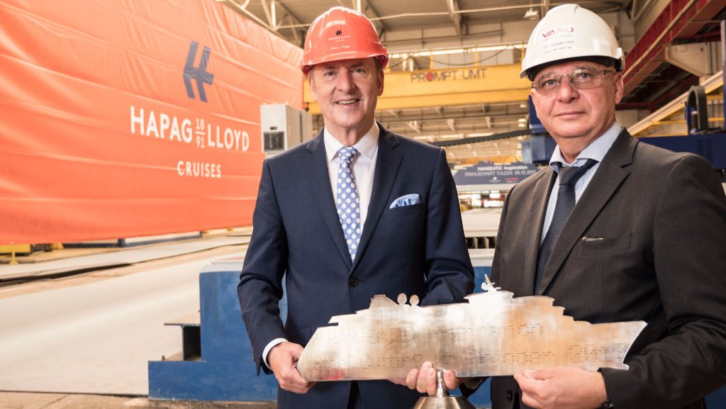 Tudorel Topa, übergab der Geschäftsführung von Hapag-Lloyd Cruises symbolisch eine stählerne Schiffssilhouette der Hanseatic inspiration. Foto: Hapag-Lloyd Cruises"