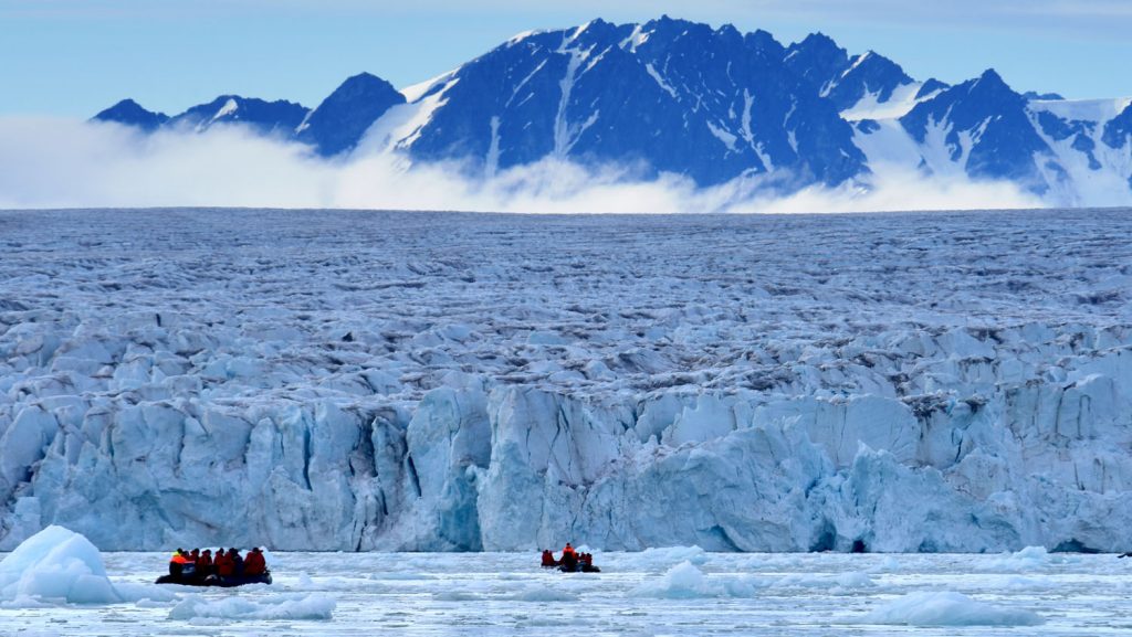 Zodiacfahrt im Liefdefjord mit Blick auf den Monaco-Gletscher. Foto: Hapag-Lloyd Cruises