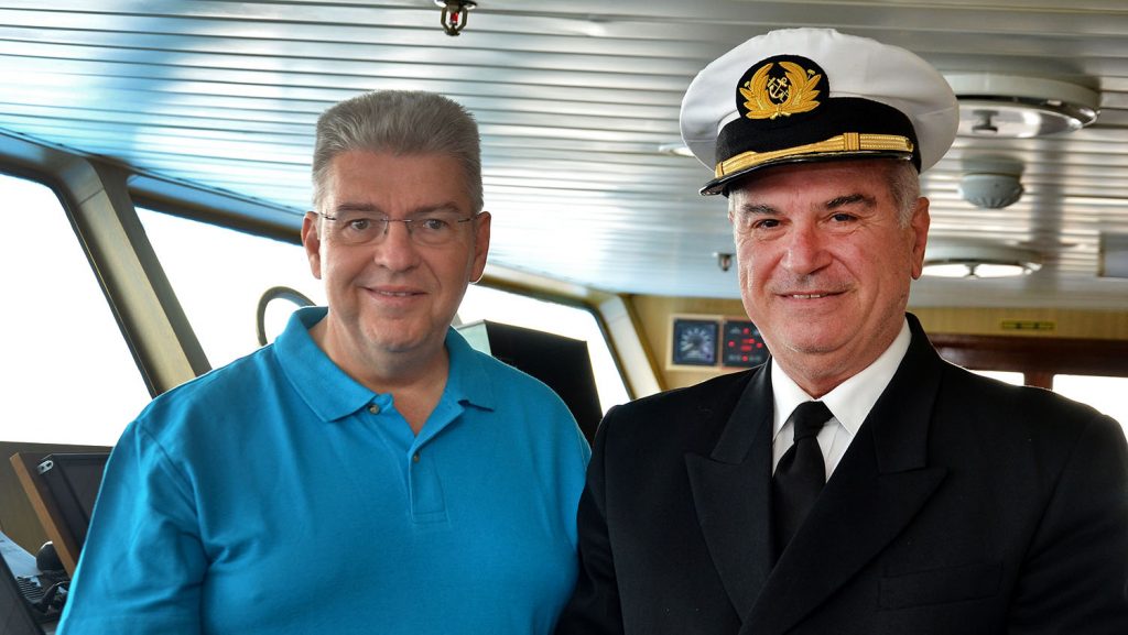 Peter Jurgilewitsch und Kapitän Giannis Papangelis MS Ocean Majesty. / Foto: Hansa Touristik