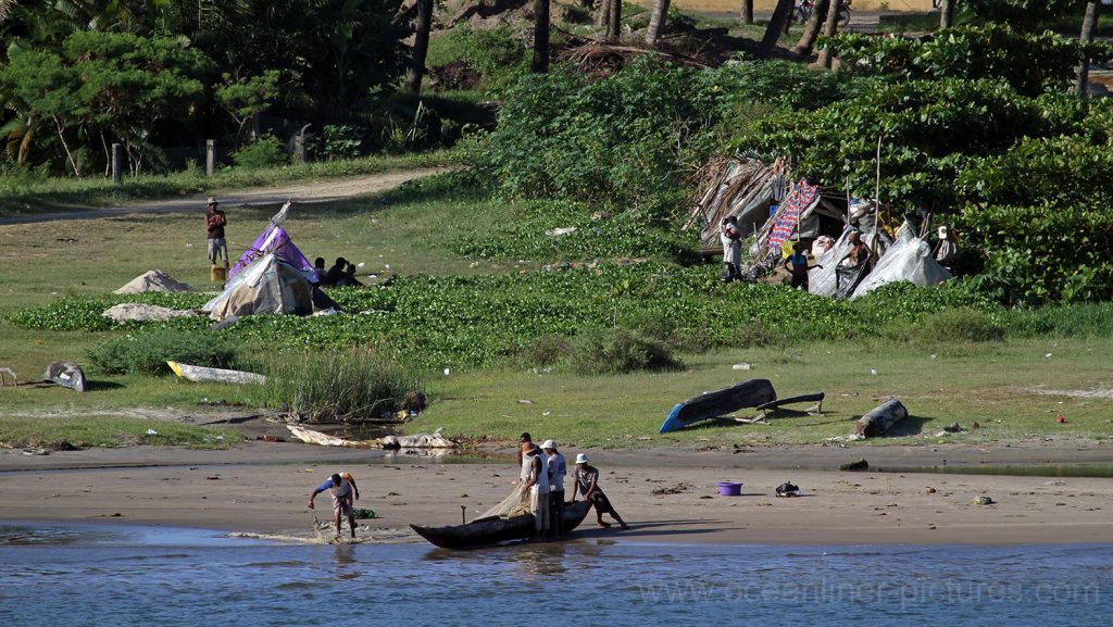 Menschen an der Küste in Madagaskar. / Foto: Oliver Asmussen/oceanliner-pictures.com