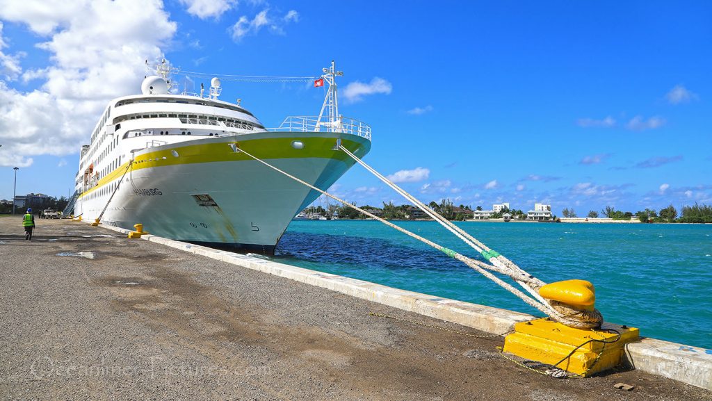 MS Hamburg in Montego Bay Jamaika. / Foto: Oliver Asmussen/oceanliner-pictures.com
