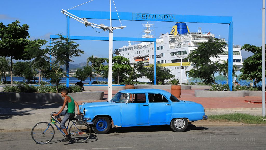 MS Hamburg und Oldtimer in Santiago de Cuba. / Foto: Oliver Asmussen/oceanliner-pictures.com