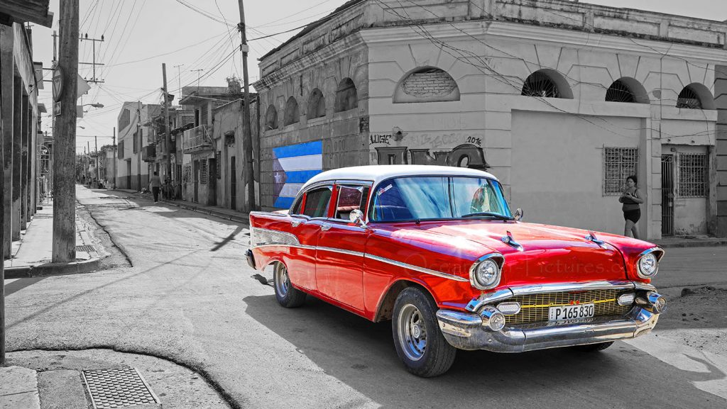 Oldtimer mit Kuba Flagge in Santiago de Cuba. / Foto: Oliver Asmussen/oceanliner-pictures.com