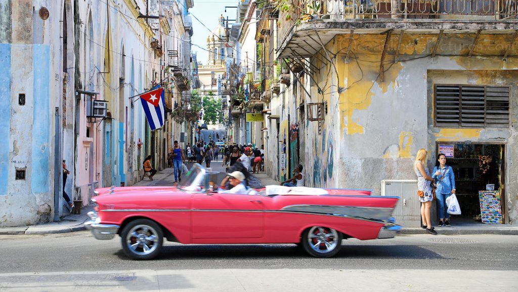 Oldtimer und Kuba Flagge in Havanna. / Foto: Oliver Asmussen/oceanliner-pictures.com