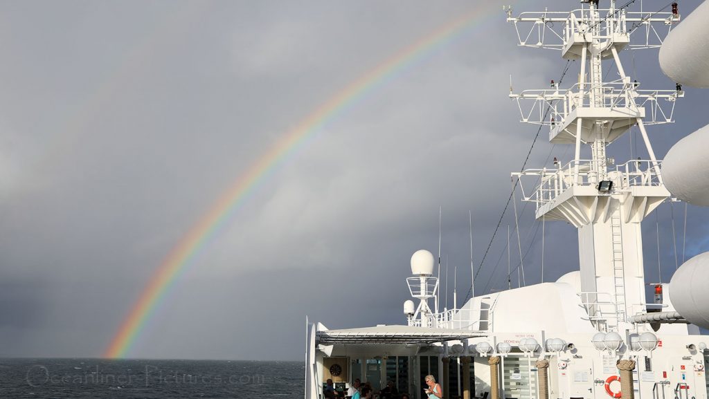 Regenbogen über MS Hamburg. / Foto: Oliver Asmussen/oceanliner-pictures.com