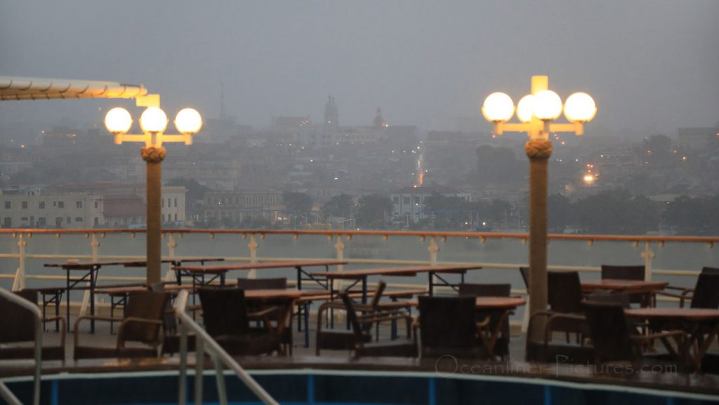 Tropenregen über Santiago de Cuba, Pooldeck MS Hamburg. / Foto: Oliver Asmussen/oceanliner-pictures.com