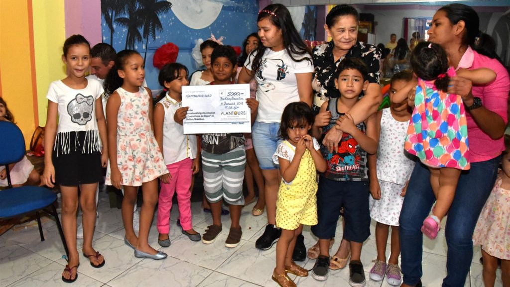 Große Freude über die Spende. Foto: Plantours Kreuzfahrten