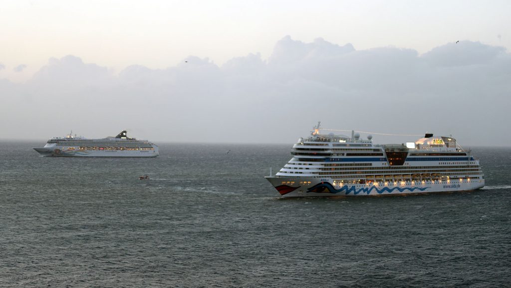 AIDAsol und Norwegian Jewel vor der Hafeneinfahrt von Madeira. Foto: André Lenthe
