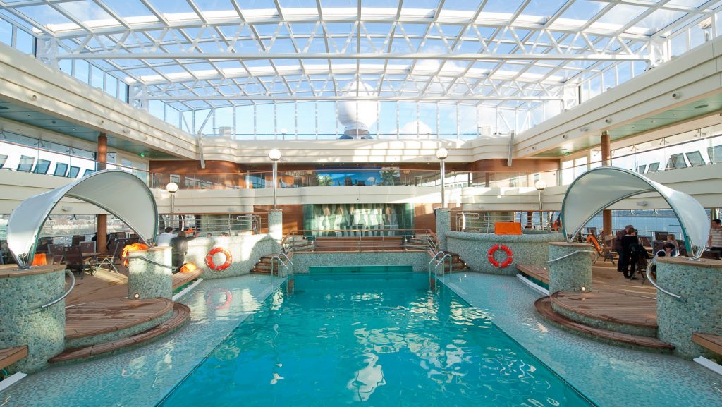 Der großzügige Pool an Bord der MSC Magnifica. Foto: MSC Kreuzfahrten