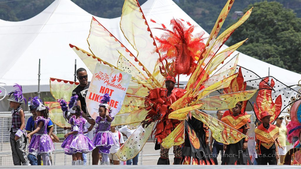 Juniorparade Karneval Trinidad von Tribüne. / Foto: Oliver Asmussen/oceanliner-pictures.com