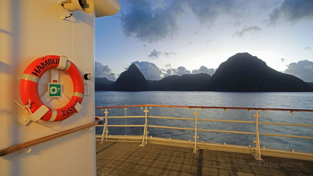 MS Hamburg Passage Pitons St. Lucia in Morgendämmerung. / Foto: Oliver Asmussen/oceanliner-pictures.com