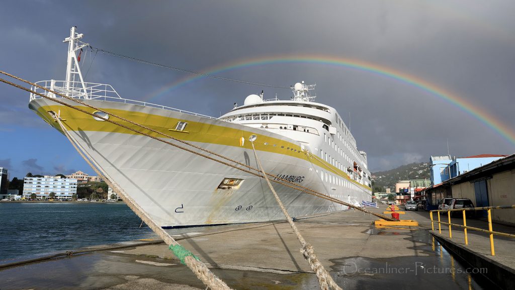 MS Hamburg mit Regenbogen in Castries, St. Lucia. / Foto: Oliver Asmussen/oceanliner-pictures.com