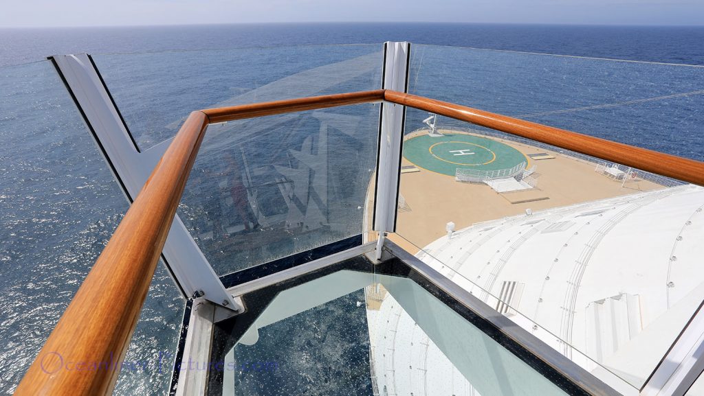 Aussicht von der King of the World Plattform am Bug Symphony of the Seas. / Foto: Oliver Asmussen/oceanliner-pictures.com