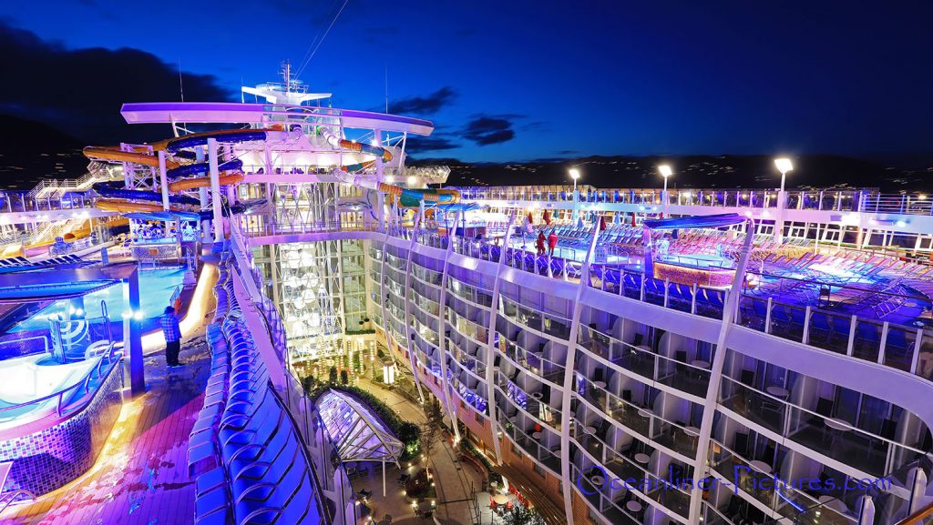 Blick auf Pools, Sonnendecks und Central Park Symphony of the Seas. / Foto: Oliver Asmussen/oceanliner-pictures.com