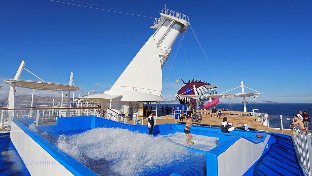 Flowrider und Eingang Ultimate Abyss Rutsche Symphony of the Seas. / Foto: Oliver Asmussen/oceanliner-pictures.com