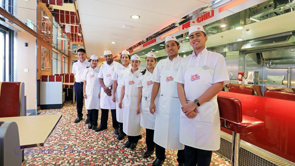 Johnny Rockets Mitarbeiter Symphony of the Seas. / Foto: Oliver Asmussen/oceanliner-pictures.com