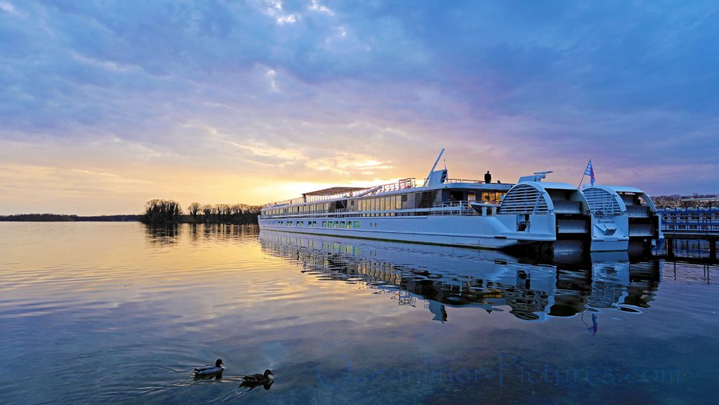 MS Elbe Princesse II im Sonnenuntergang in Berlin-Tegel. / Foto: Oliver Asmussen/oceanliner-pictures.com