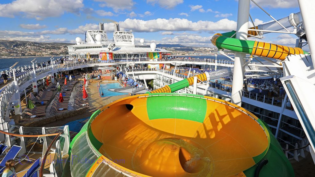 Panoramablick über Wasserrutschen und Pools der Symphony of the Seas. / Foto: Oliver Asmussen/oceanliner-pictures.com