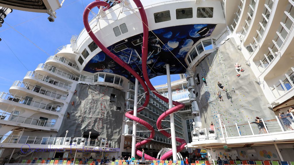 Rock Climbing Wall, Ultimate Abyss und Aqua Theater Blick Symphony of the Seas. / Foto: Oliver Asmussen/oceanliner-pictures.com