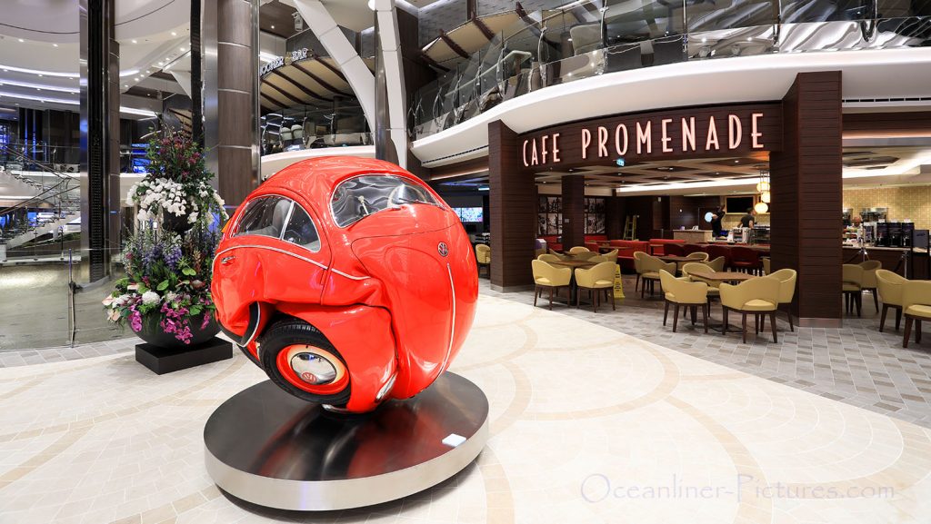 Royal Promenade und das rote VW Beetle Car Symphony of the Seas. / Foto: Oliver Asmussen/oceanliner-pictures.com
