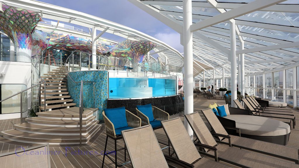 Solarium, Infinity Pool und The Big Wonder Kunstwerk Symphony of the Seas. / Foto: Oliver Asmussen/oceanliner-pictures.com