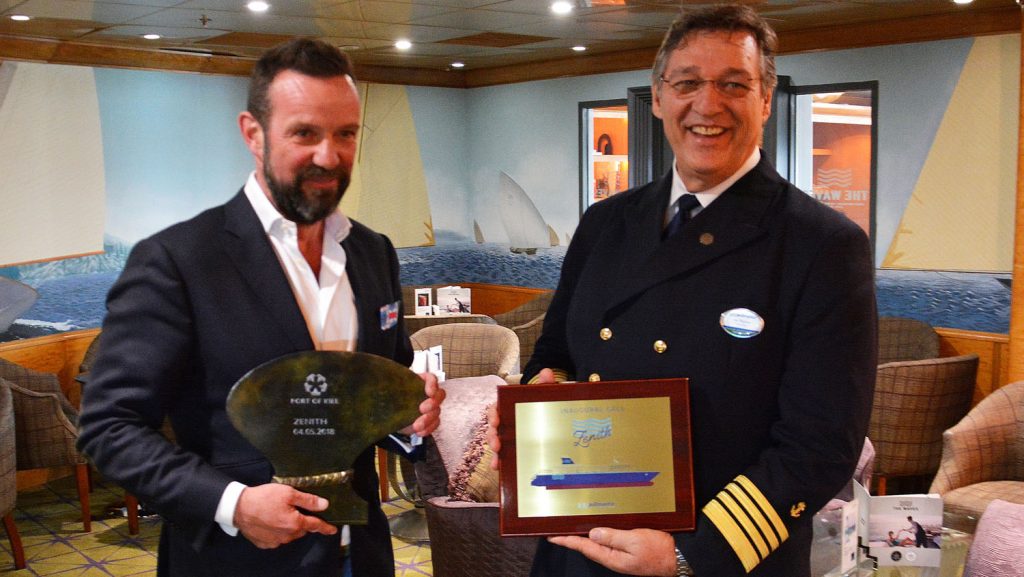 vl Dirk Claus vom Seehafen Kiel überreicht Kapitän Ivo Botica die Plakette. Foto: Port of Kiel