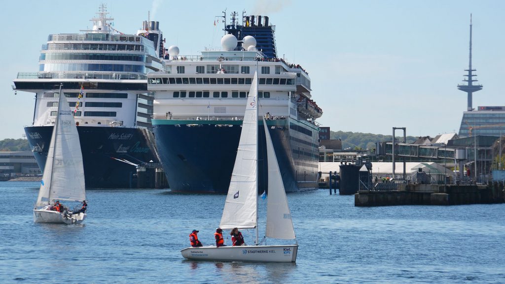 Die Zenith neben der neuen Mein Schiff 1 von TUI Cruises. Foto: Port of Kiel