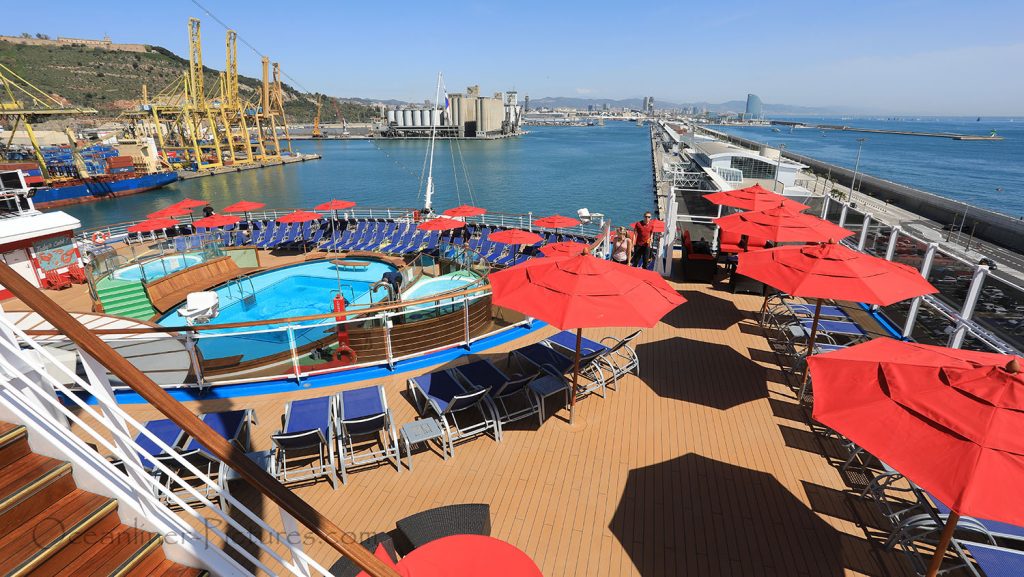 Klassischer Heckbereich am Tides Pool der Carnival Horizon. / Foto: Oliver Asmussen/oceanliner-pictures.com