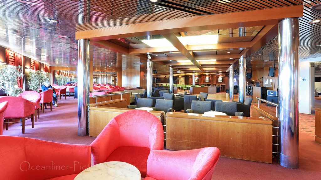 MS Zenith Pura Vida Lounge. / Foto: Oliver Asmussen/oceanliner-pictures.com