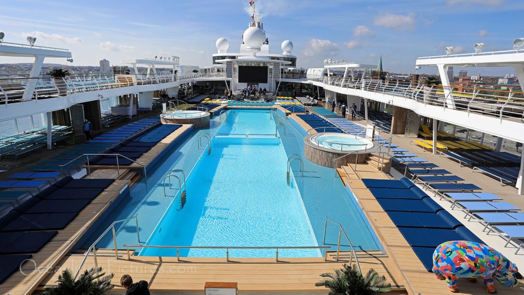 Mein Schiff 1 Sonnendeck und 25m Pool. / Foto: Oliver Asmussen/oceanliner-pictures.com