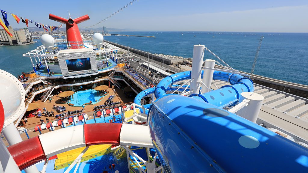 Panoramablick über Dr. Seuss Waterworks und Sonnendecks Carnival Horizon. / Foto: Oliver Asmussen/oceanliner-pictures.com