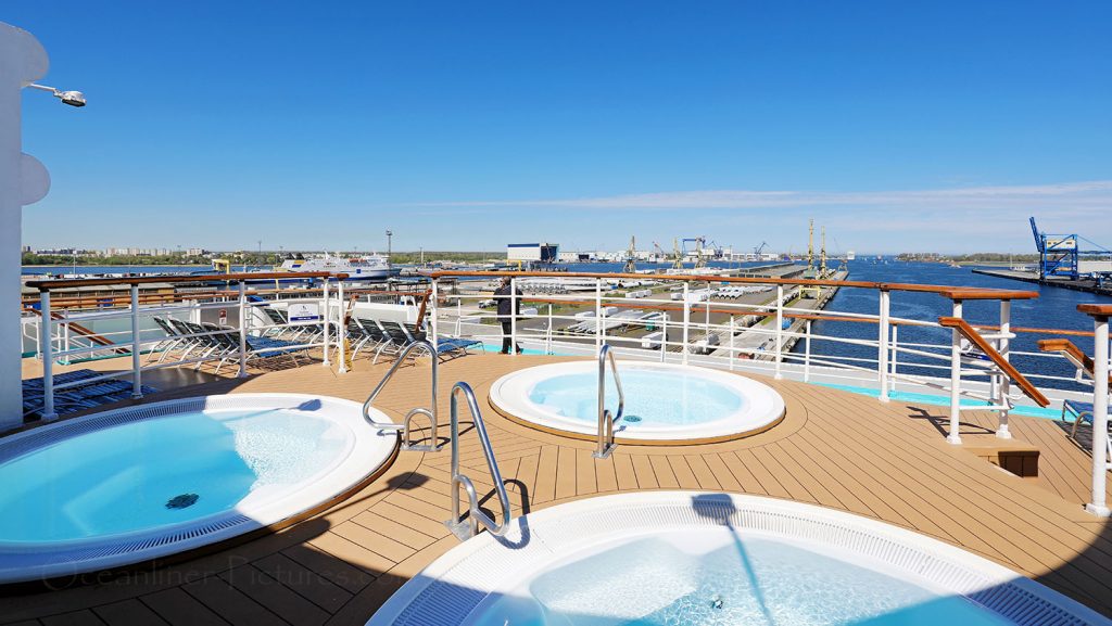 Sonnendeck und Whirlpools MS Zenith. / Foto: Oliver Asmussen/oceanliner-pictures.com