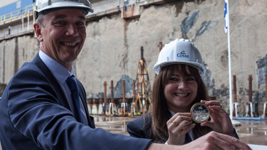 Elisabetta Moraci, 2. Offizier an Bord der Costa Flotte, und Tom Degermann, Projektleiter Meyer Turku Werft, feierten die Münzzeremonie bei der Kiellegung der Costa Smeralda. Foto: Costa Kreuzfahrten