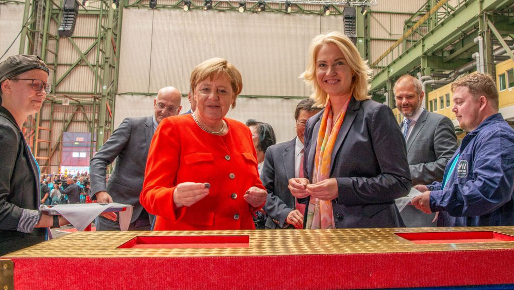 Angela Merkel, MdB, und Ministerpräsidentin Manuela Schwesig platzierten Glücksmünzen unter die Sektion. Foto: MV-Werften