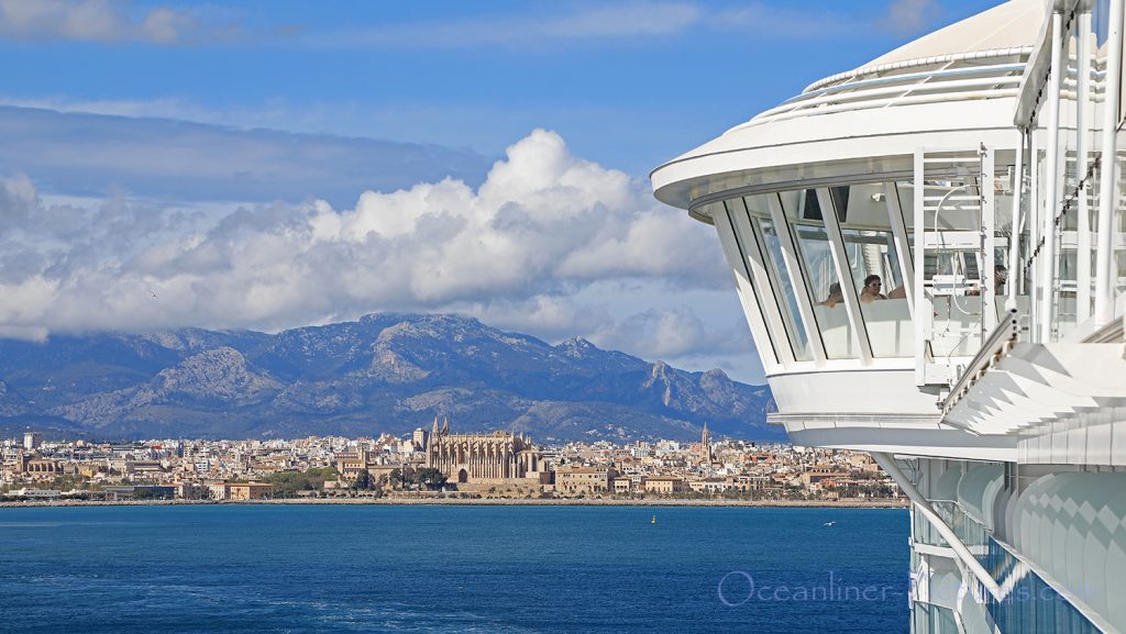 Symphony of the Seas auslaufend Palma mit Kathedrale im Hintergrund. / Foto: Oliver Asmussen/oceanliner-pictures.com