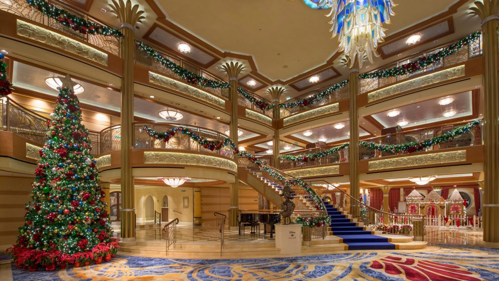 Das weihnachtlich geschmückte Atrium. Foto: Disney Cruise Line/Kent Phillips