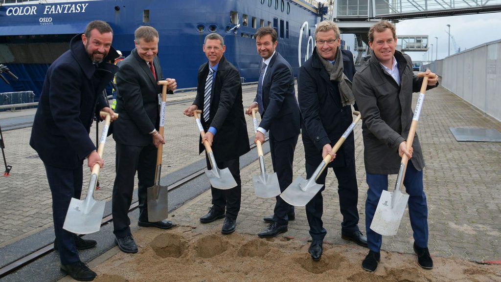 Erster Spatenstich. (Von Links: Claus, Pile, Nürnberger, Hundertmark, Buchholz, Kämpfe). Foto: Port of Kiel