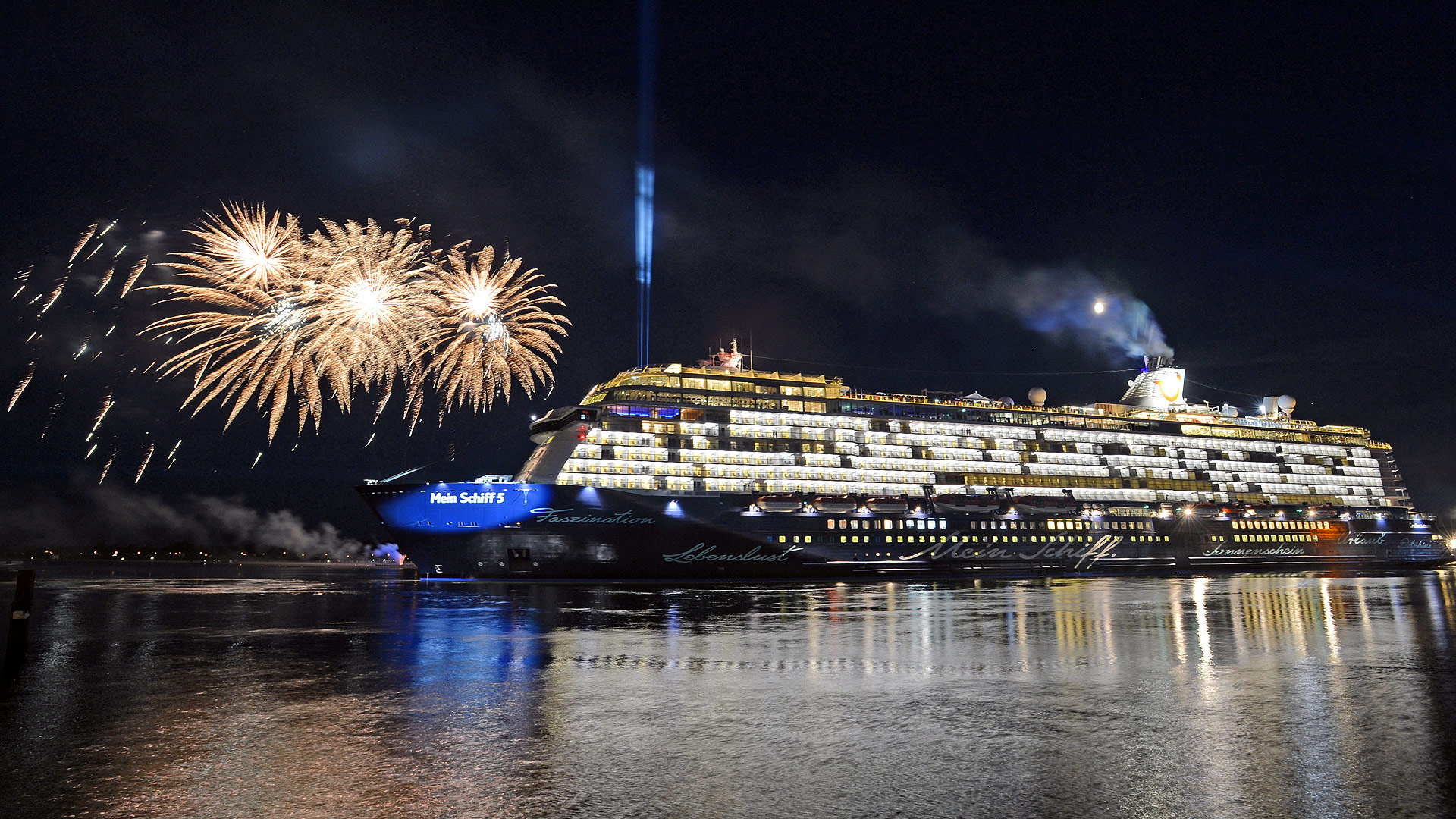 корабль рэдиссон москва. теплоход салют 9 мая москва река. флотилия рэдиссон роял. новогодний круиз по москве реке. рэдиссон ройал москва теплоход зимой.
