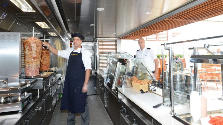 Mein Schiff 5 Mit Einer Schwimmenden Dönerbude über Die