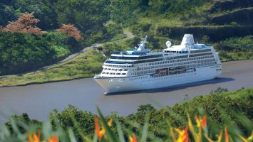 Die MS Regatta im Panama Kanal. Foto: Oceania Cruises