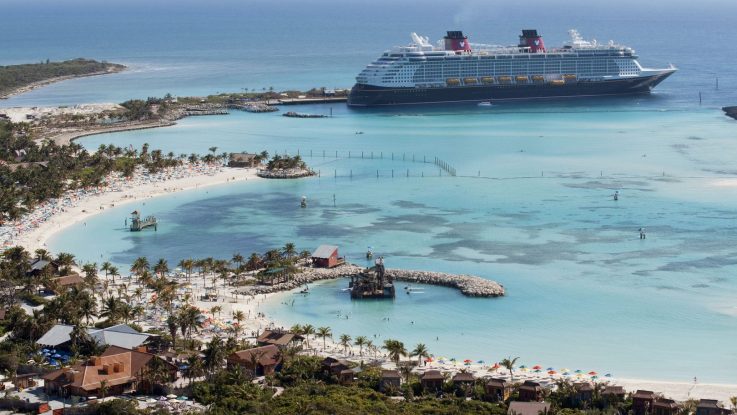 Die Disney Dream liegt an Castaway Cay. Foto: Disney Cruise Line/David Roark