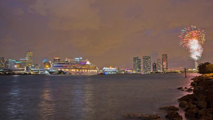 AIDAvita vor der Kulisse von Miami. Foto: AIDA Cruises