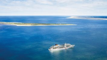 Zum 15. Mal findet in diesem Jahr die beliebte Partynacht „MS EUROPA meets Sansibar“ statt, wenn das Schiff am 28. Juli die Nordseeinsel Sylt anläuft. Foto: Hapag Lloyd Cruises