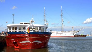 In Stralsund liegt die Katharina von Bora direkt neben dem Segelschiff Gorch Fock. Foto: lenthe/touristik-foto.de